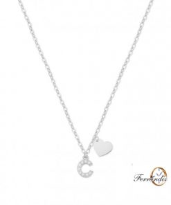 Collar letra C con corazón.