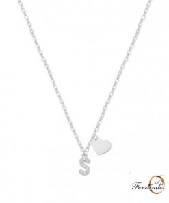 Collar letra S con corazón.